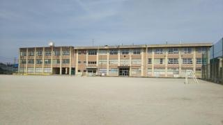県小学校