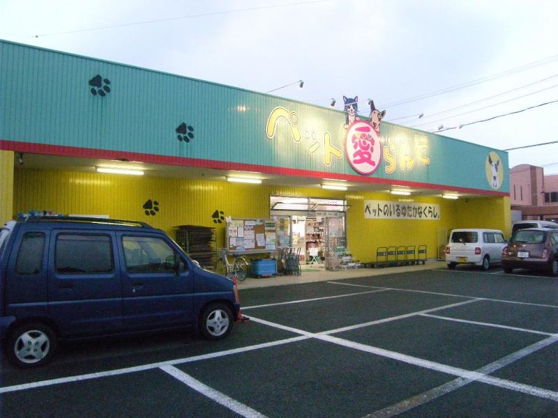 幹線道路沿いのペットショップ
