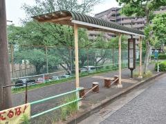 「鶴川中央公園」バス停留所