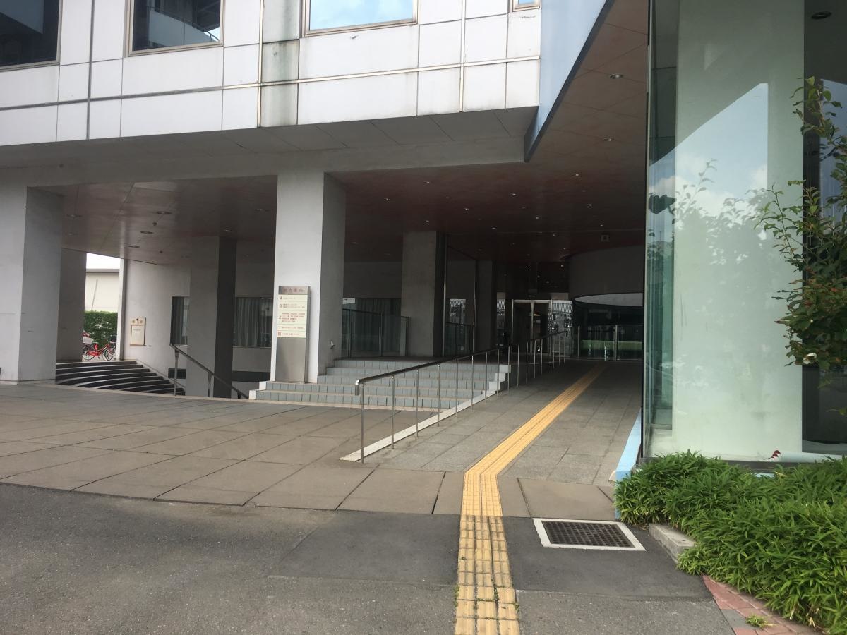 施設、正面入り口付近の外観。