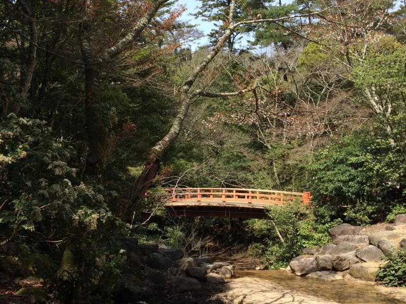 園内の朱塗りの橋