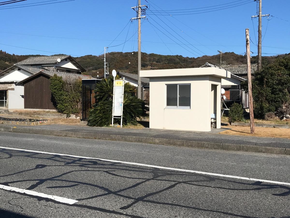 尾国バス停留所