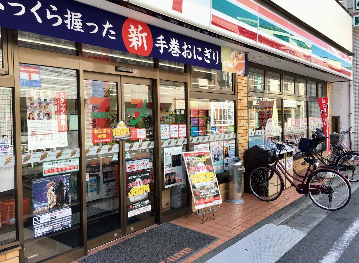 セブンイレブン松島店の西側からのエントランス外観