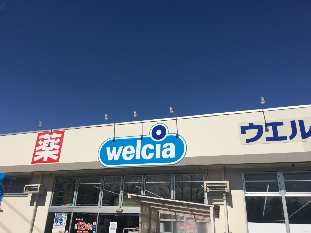 店舗入り口上部にある看板。