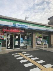 ファミリーマート　川西でざいけ店