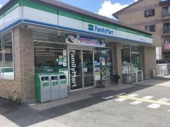 ファミリーマート　川西でざいけ店