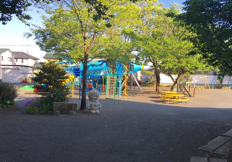 園庭（正門側）。