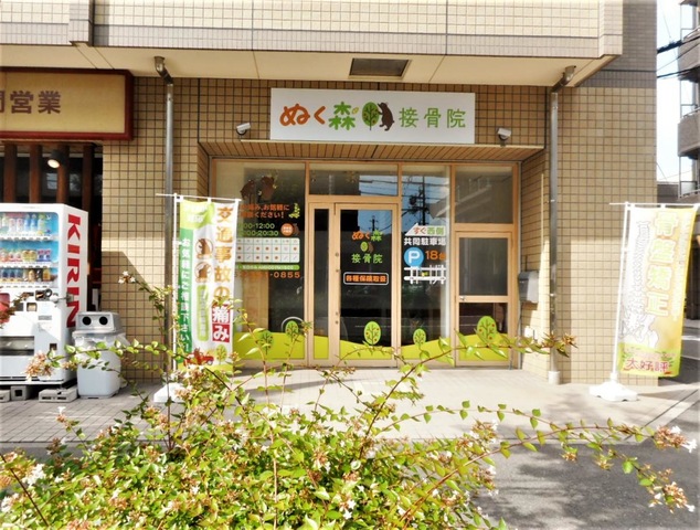 花壇からの正面外観