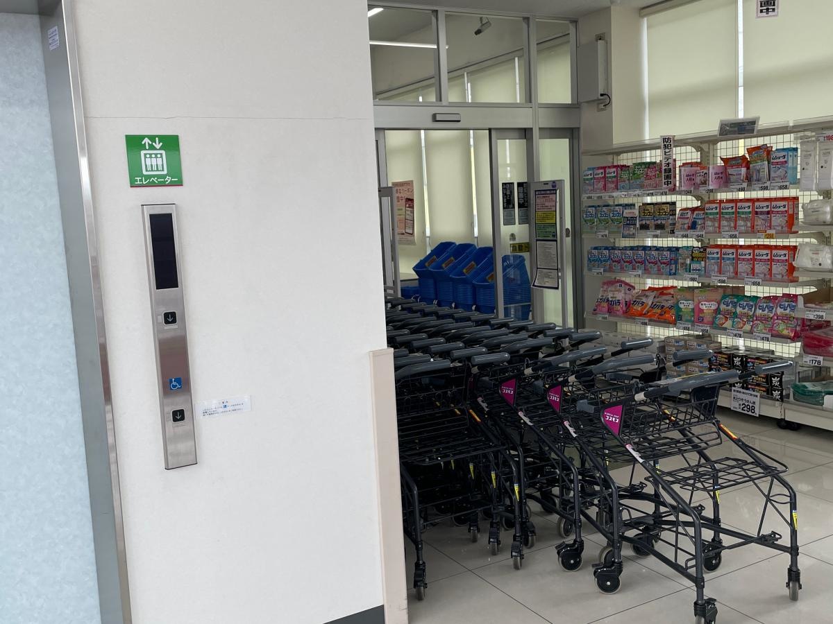 ディスカウントドラックコスモス鈴鹿市役所前店入り口