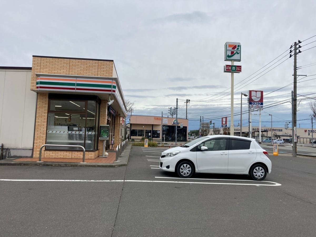 店舗外観と駐車場。