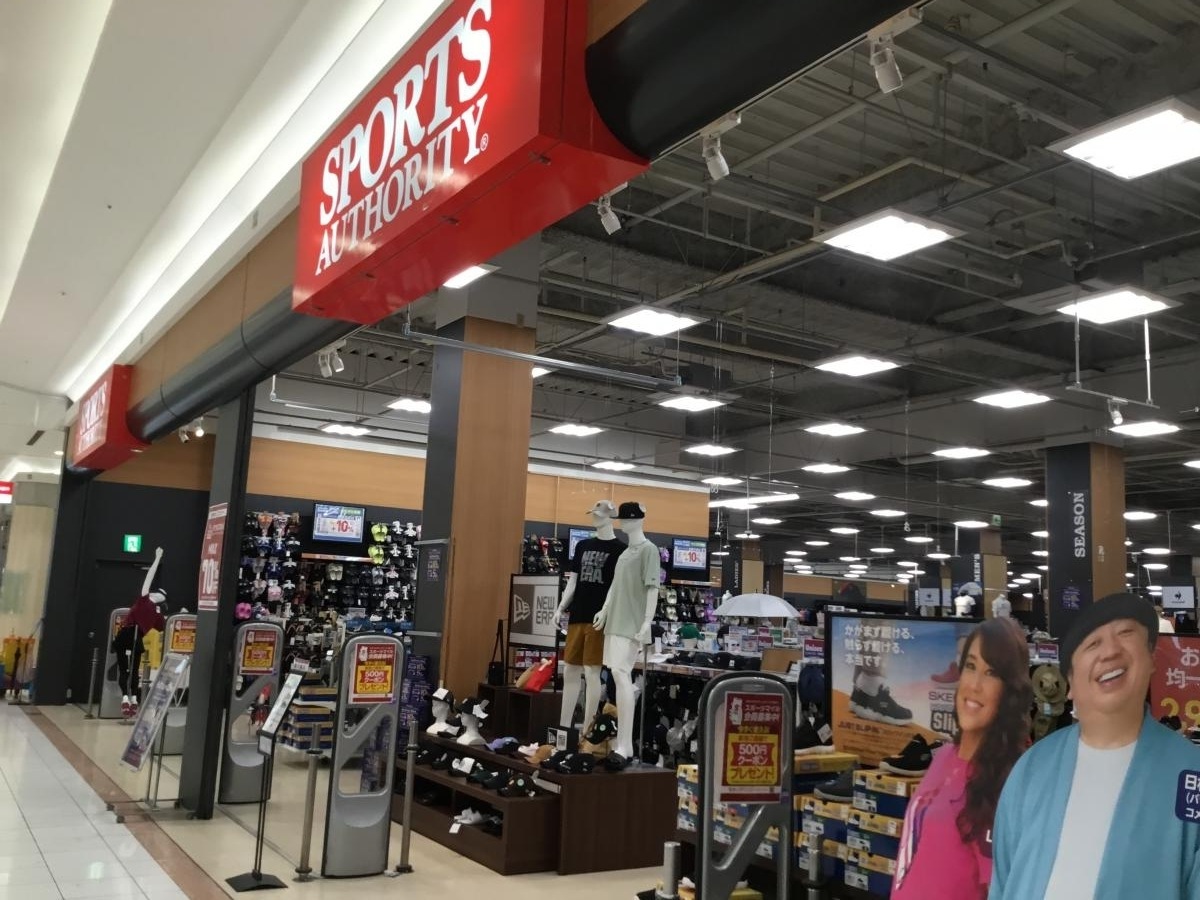 各専用のシューズが揃ってるスポーツ用品店