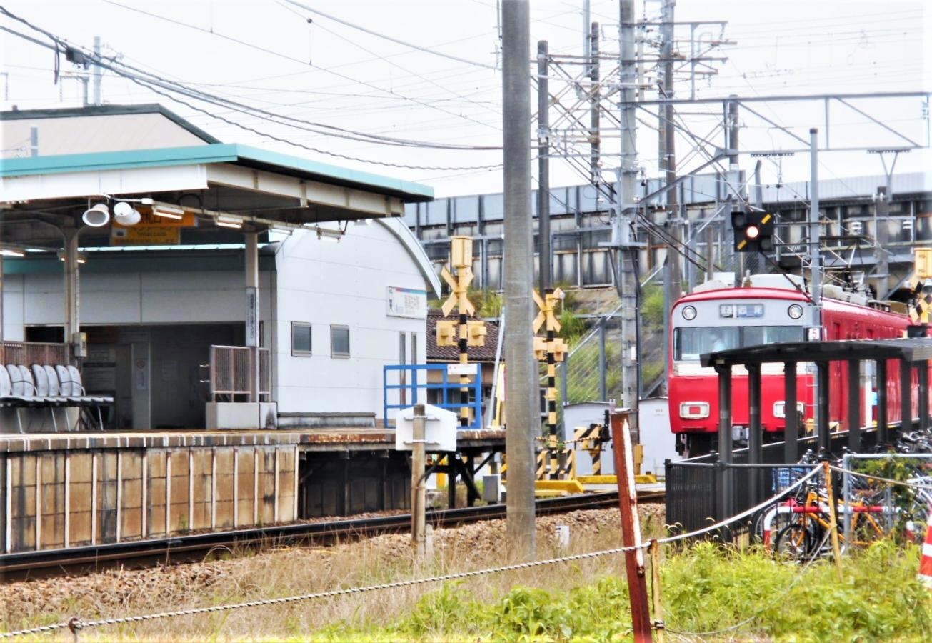 碧海古井駅を通過する電車