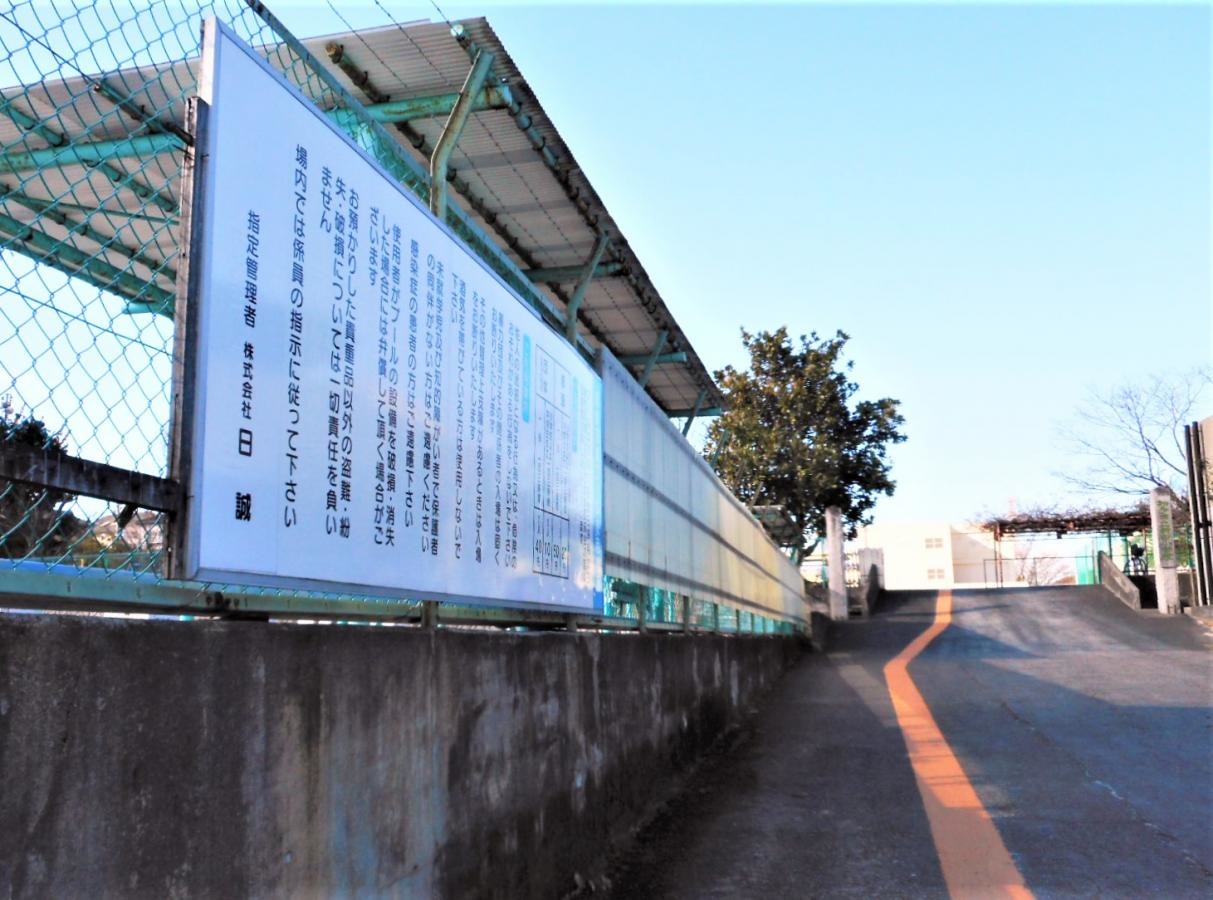 小学校への通路の左側にプール