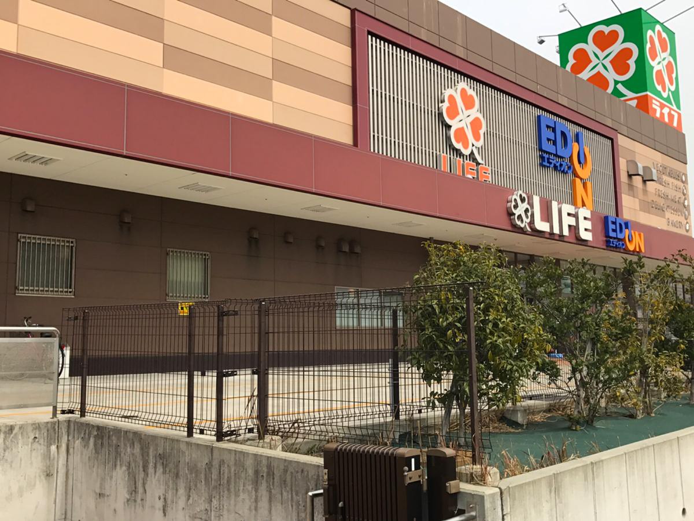 ライフ 石津 店