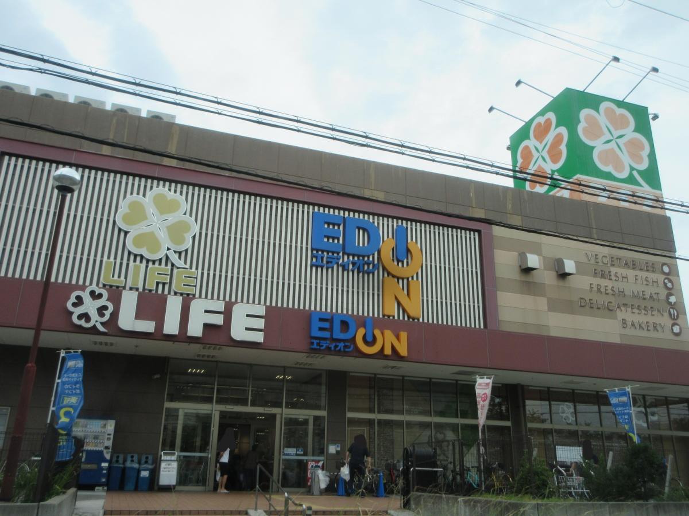 ライフ 石津 店