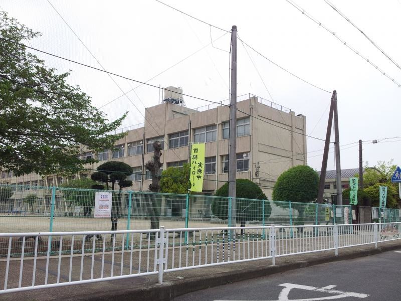 南から校舎をみた