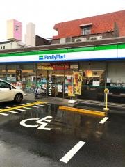 ファミリーマート　緑地公園駅西店