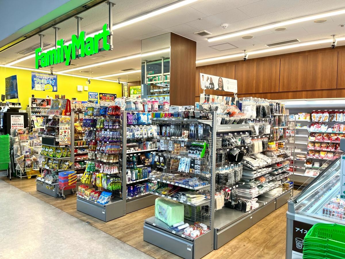 ファミリーマート 神戸空港店の店舗外観全景