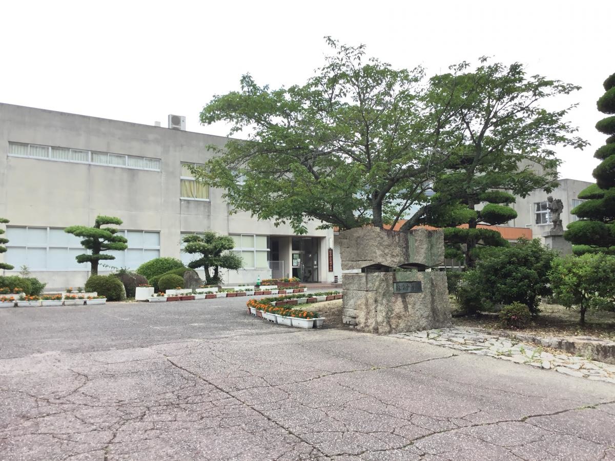 山口市の『山口市立 秋穂中学校』です。