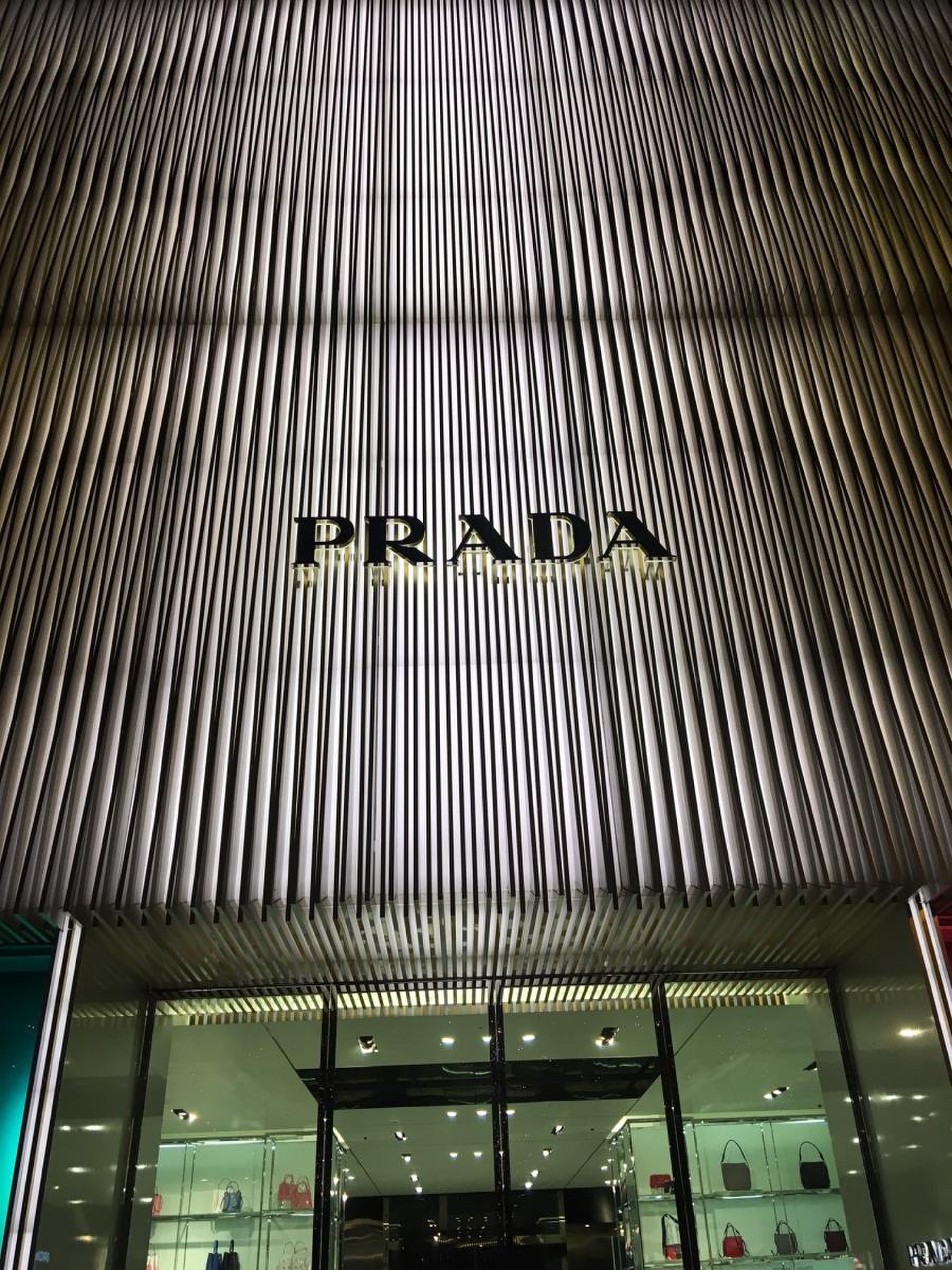 プラダ 大阪 心斎橋 店