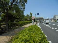 「湊山公園」バス停留所