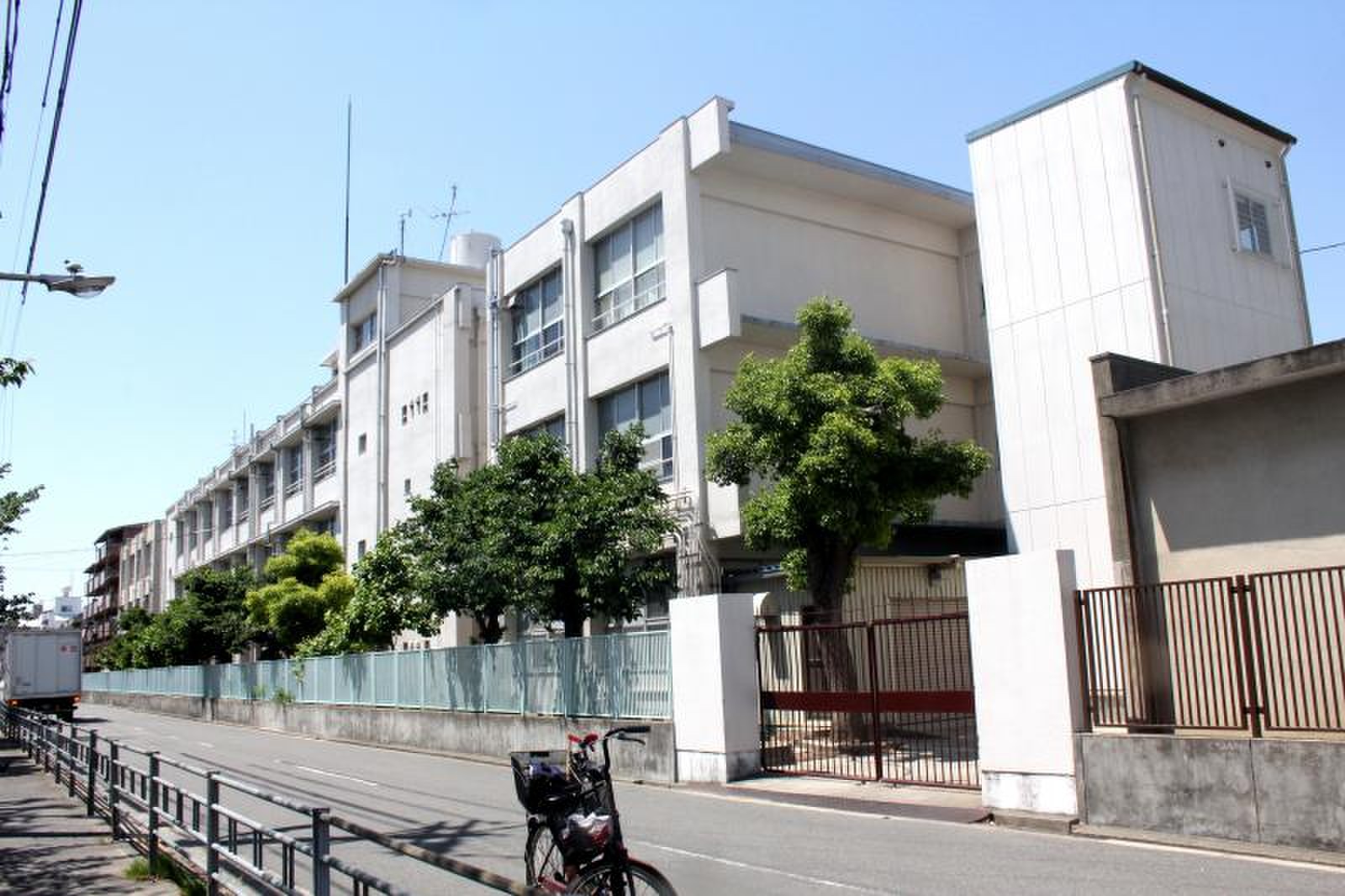 摂 陽 中学校
