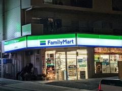ファミリーマート　一社駅北店