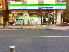 ファミリーマート　梅島駅前店