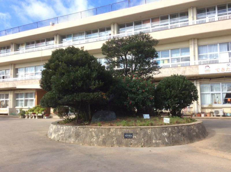 うるま市にある天願小学校です。