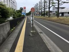 「鶴ケ谷四丁目中」バス停留所