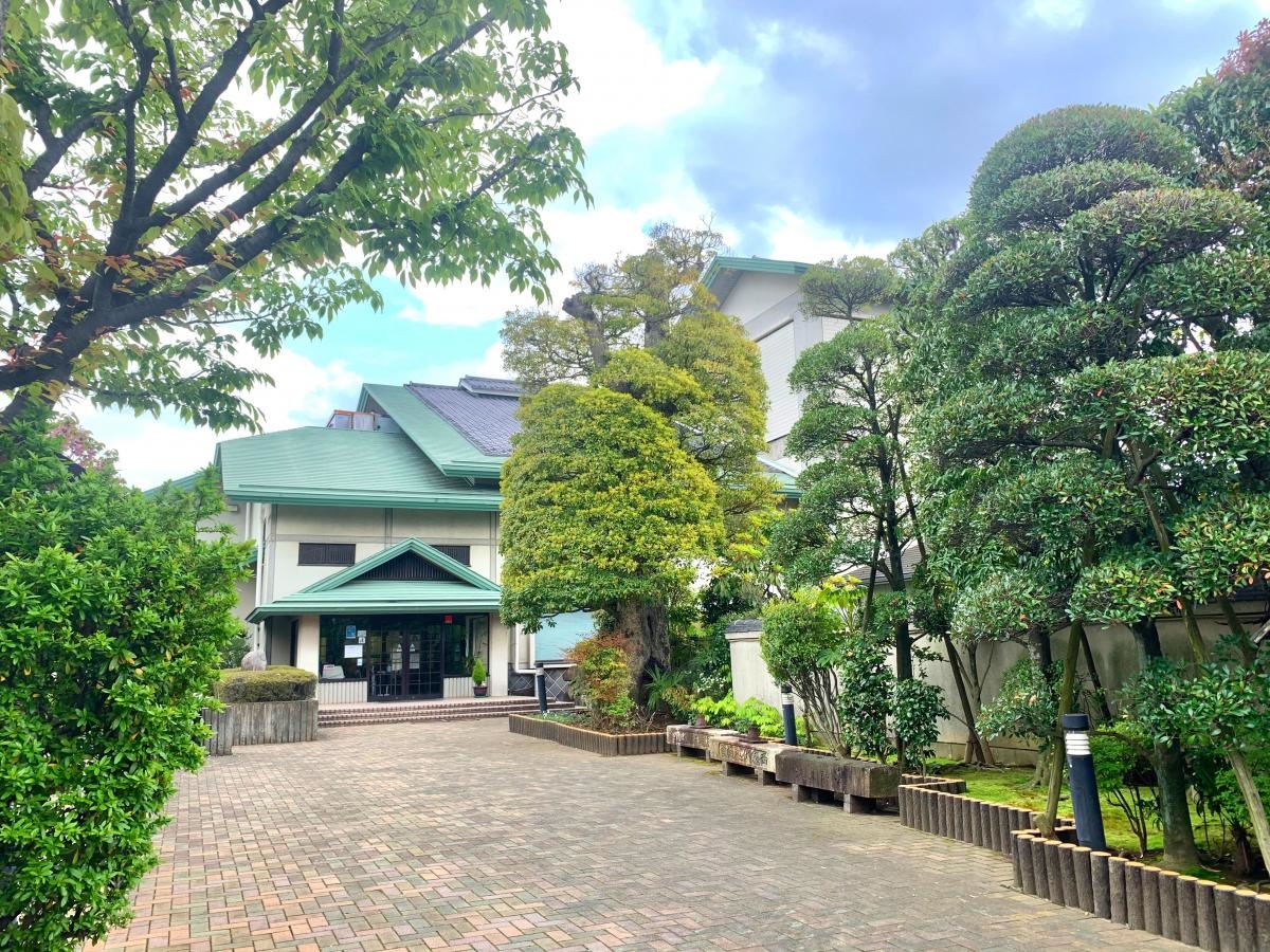 八潮市立資料館の入口外観
