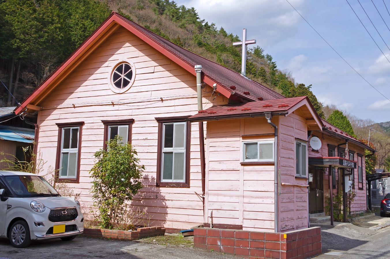 南西方向からの建物外観