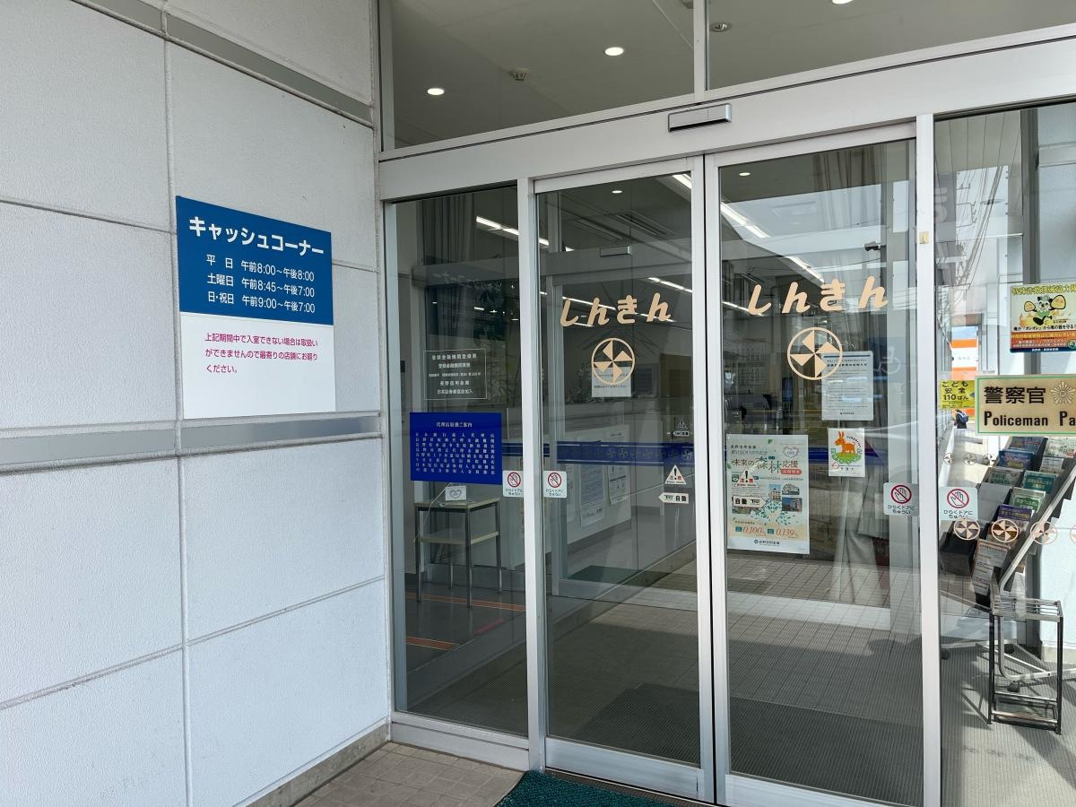 西側エントランス