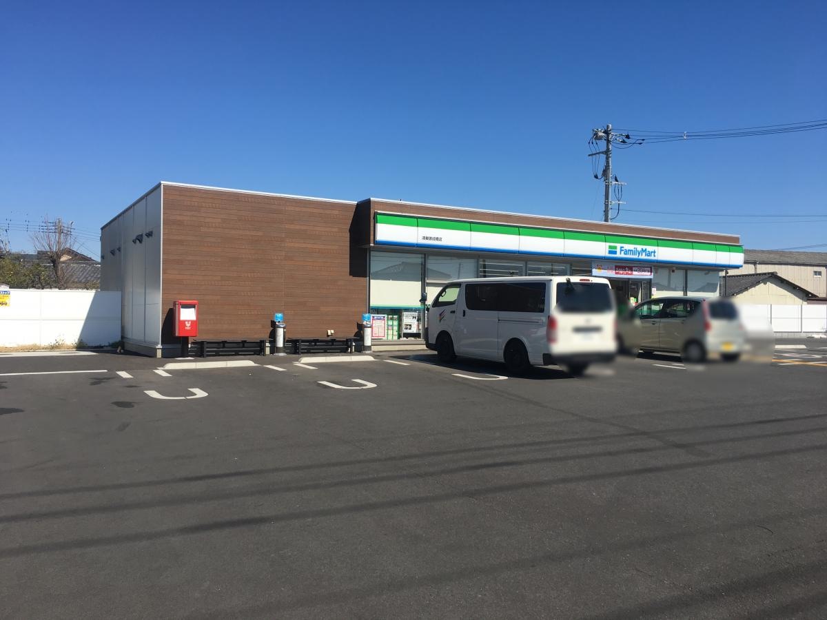 店舗全景と駐車場。