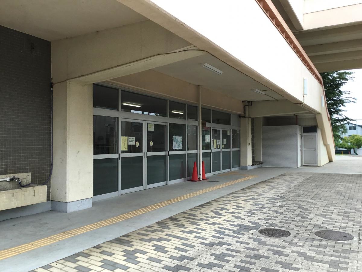 八石小学校外観
