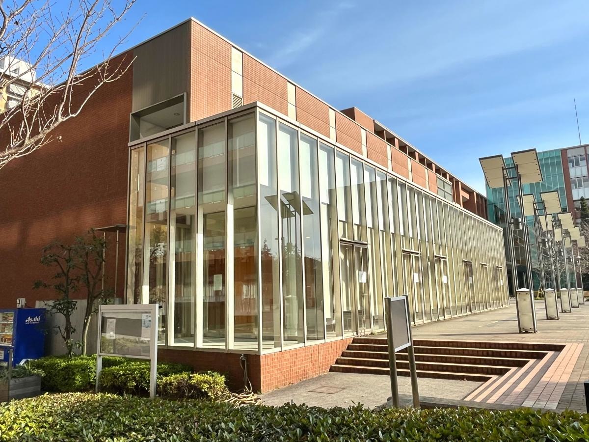 日本赤十字看護大学の大学キャンパス棟外観