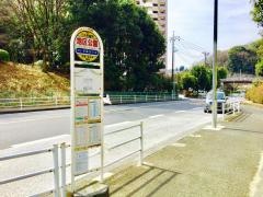 「地区公園」バス停留所