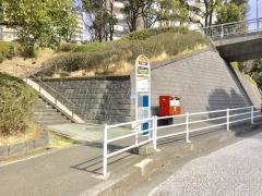 「地区公園」バス停留所