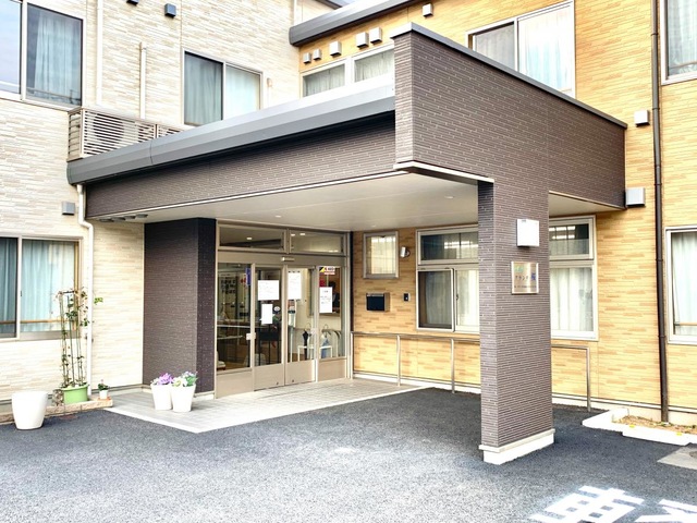 あづみ苑 グランデ桜の車寄せ、入口外観