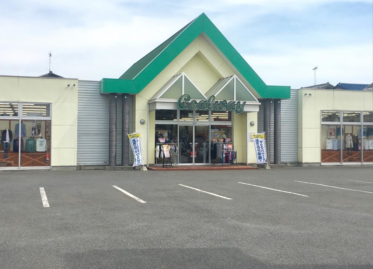 駐車場と店舗外観。