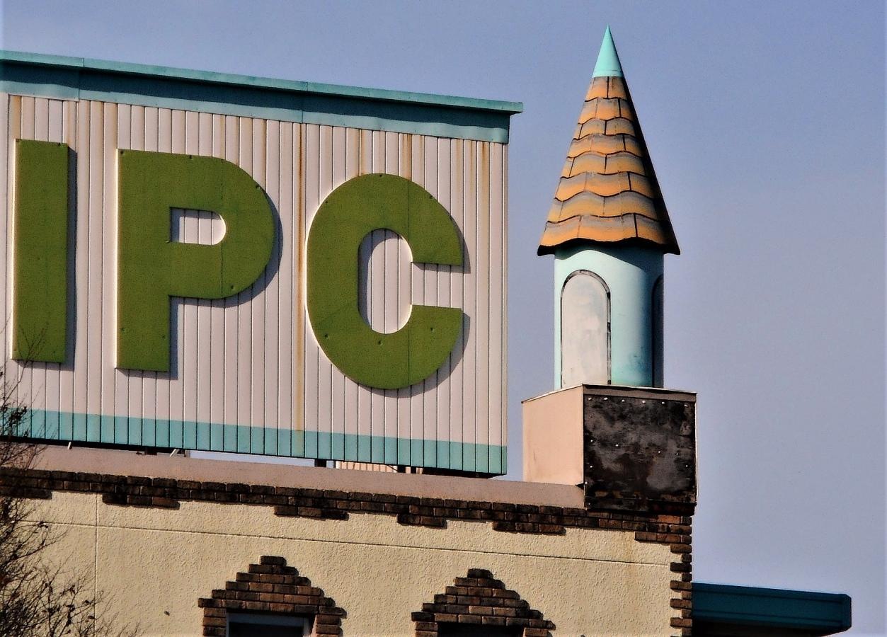 IPCのとんがり帽子建物