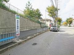 「芝谷古墳前」バス停留所