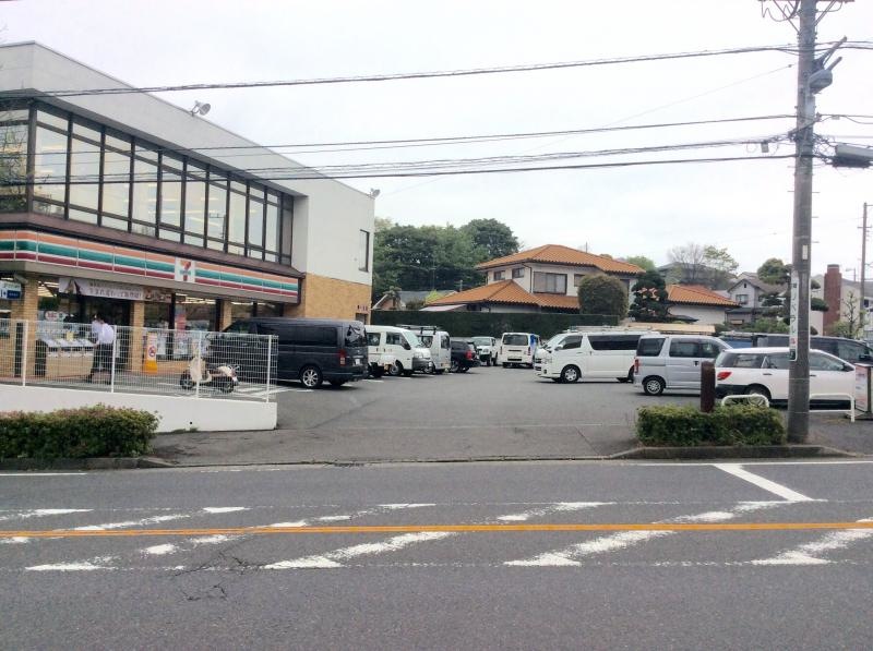 駐車場入口と駐車場