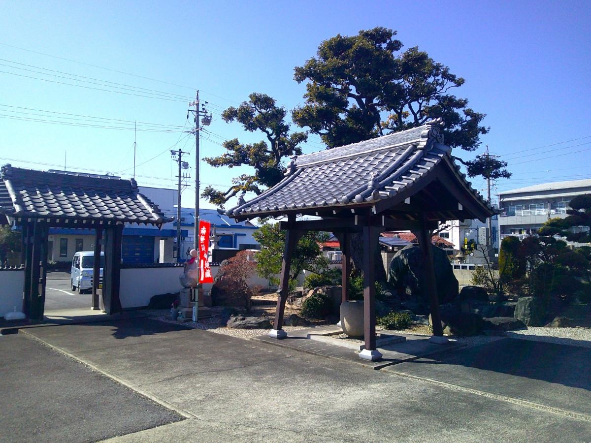 門と手水舎