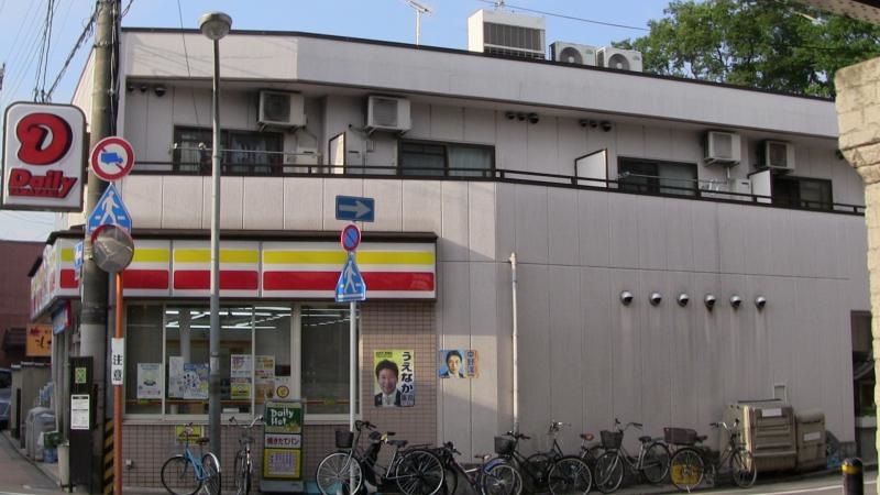 前の道は北行きの一方通行です。府道にあがる道角。