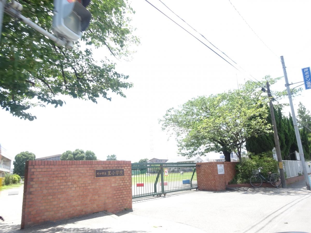 川口市立里小学校　外観