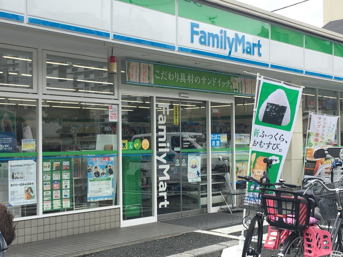 ファミリーマート東京成徳学園前店の店舗入口、店頭外観