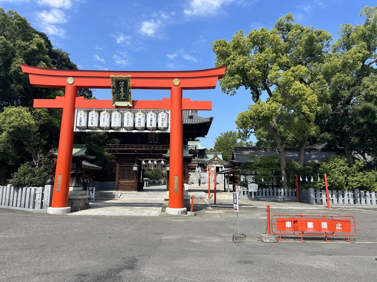 伊豫豆比古命神社　正門前