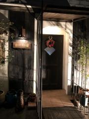 赤いトタン屋根の猫