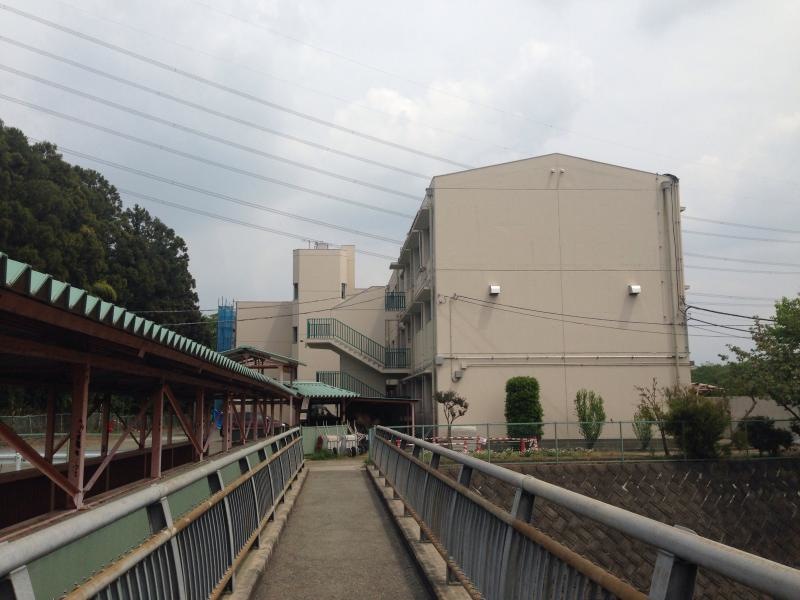 校舎と体育館をつなぐ橋。